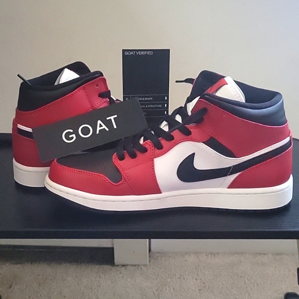 Air Jordan 1 Mid Chicago Black Toe 2020